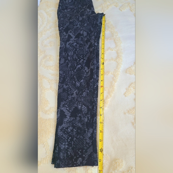 Sanctuary Black and Gray Snake Patterned Leggings - Picture 9 of 11